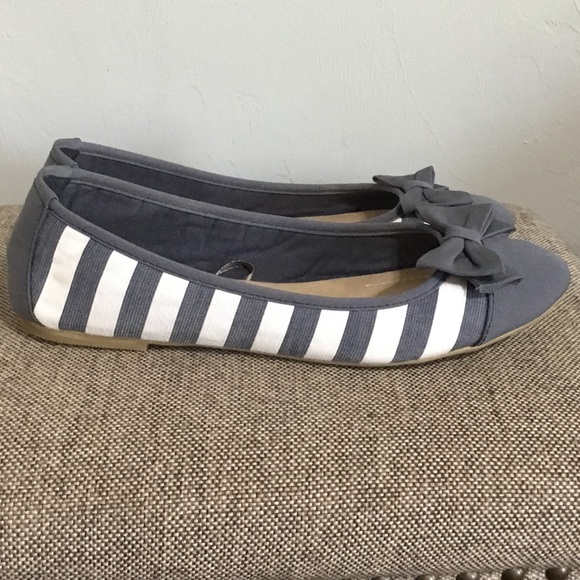 White Mt. Gray and White Striped Ballet Flats with bows, size 10. - Picture 5 of 11